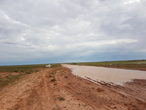 Na poti v Birdsville, reševanje lokalca iz blata