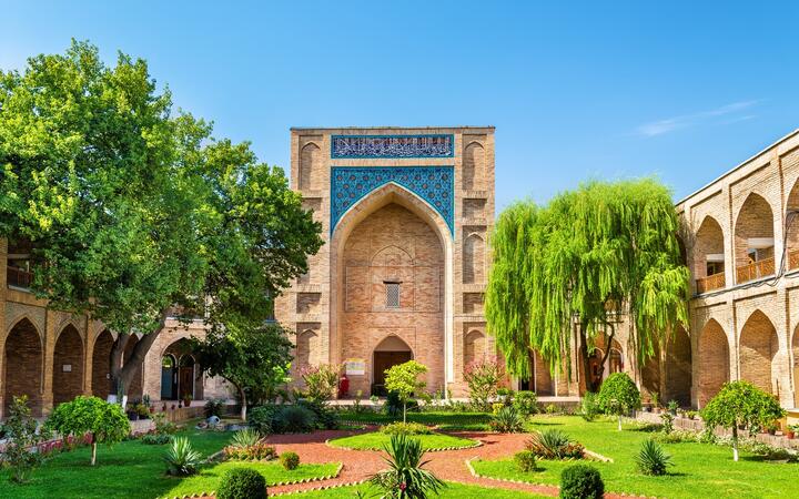 Uzbekistan palača z vrtom
